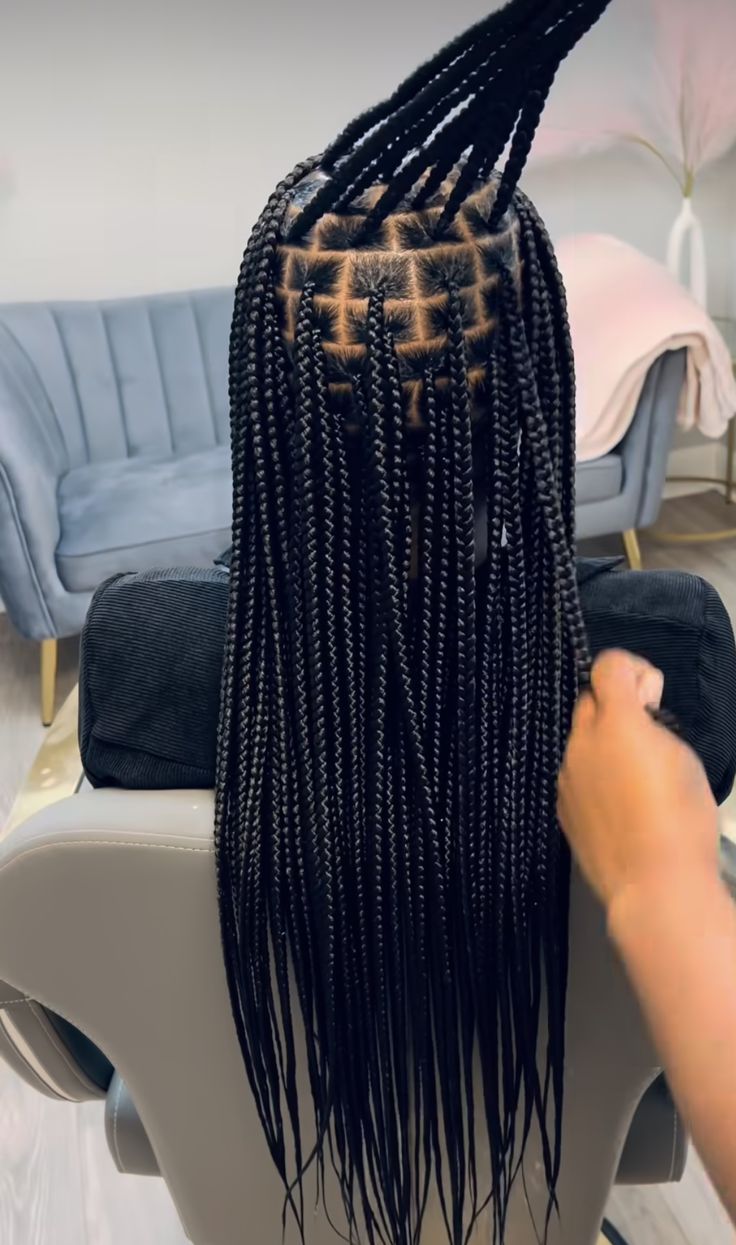 Triangle grid pattern with extra long knotless braids