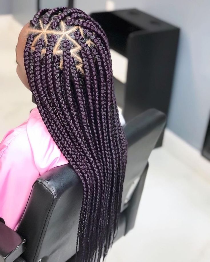 Long knotless braids with star pattern cornrows